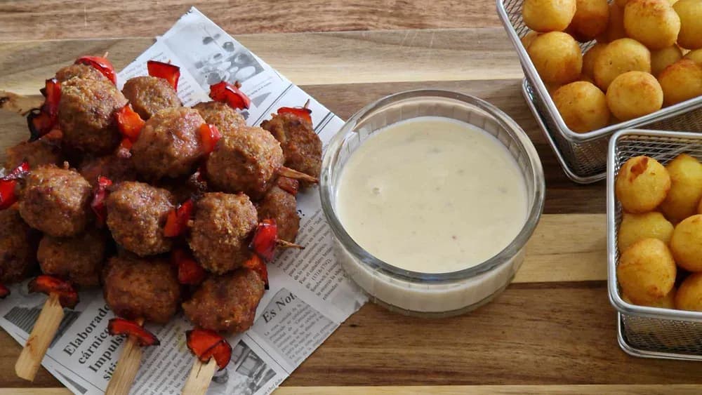 Image principale Brochettes de Boulettes à la Sauce Fromagère