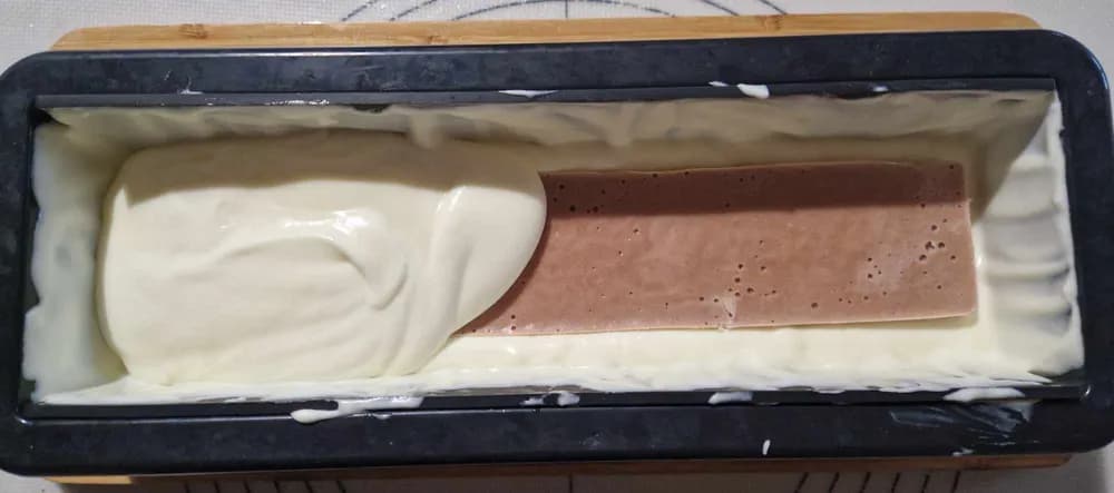 Image Bûche Mousse Chocolat Blanc Insert Fruits Rouges 45