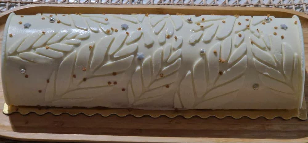 Image principale Bûche Mousse Chocolat Blanc Insert Fruits Rouges