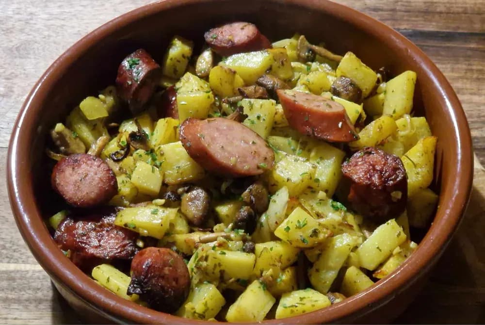 Image principale Poêlée Pommes de Terre Champignons Saucisses